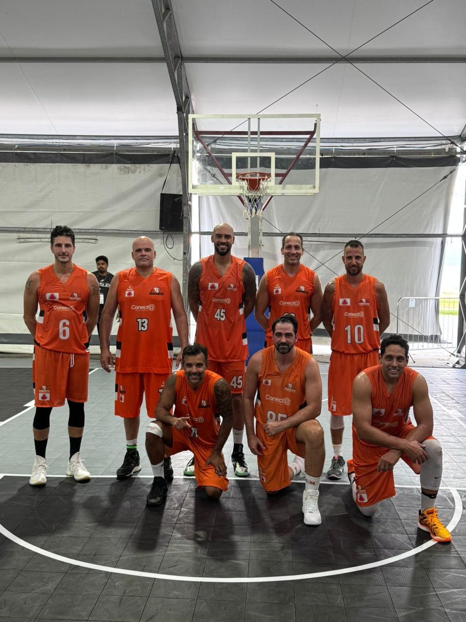 Atletas master da ABM Inconfidentes celebrando em quadra